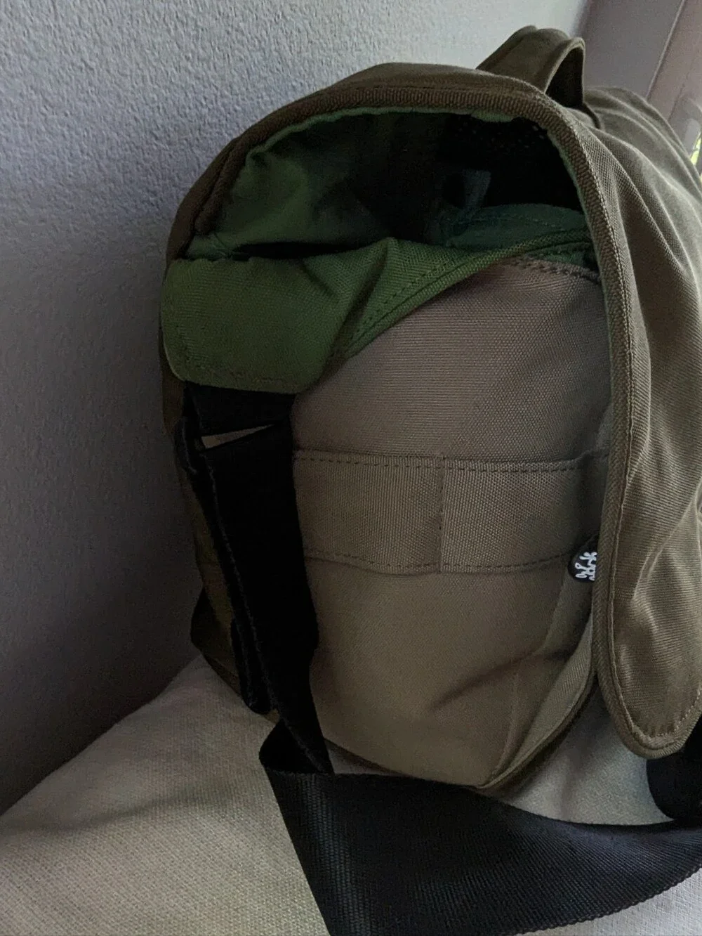 Crumpler 7 Million Dollar Messenger Sling 13L - Rifle Green